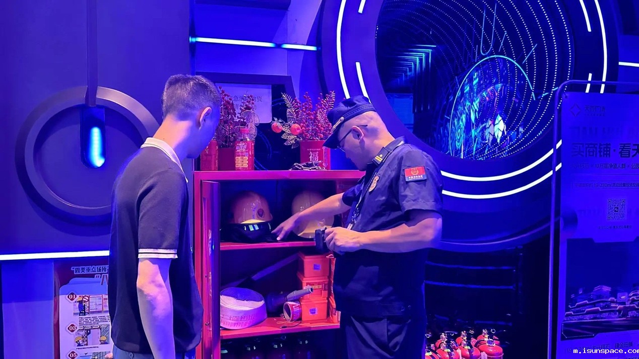 说明: 图片包含 人, 室内, 男人, 舞台AI 生成的内容可能不正确。 说明: 图片包含 人, 室内, 男人, 舞台AI 生成的内容可能不正确。