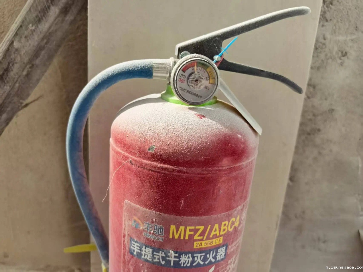 说明: 饮料瓶装和上面的商标图案AI 生成的内容可能不正确。 说明: 饮料瓶装和上面的商标图案AI 生成的内容可能不正确。