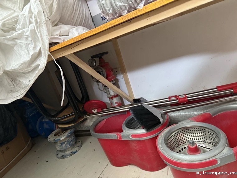 说明: 房间的摆设布局AI 生成的内容可能不正确。 说明: 房间的摆设布局AI 生成的内容可能不正确。