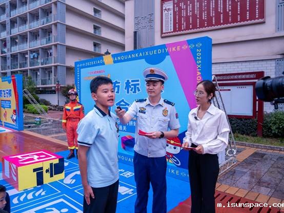 说明: 男人们站在建筑前
AI 生成的内容可能不正确。