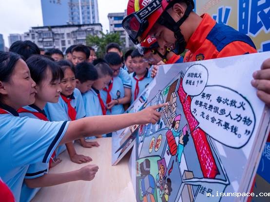 说明: 人手上拿着冲浪板的一群人
AI 生成的内容可能不正确。